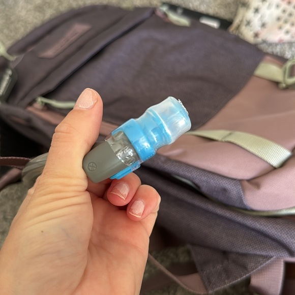 Dakine women’s syncline 12L pack with hydration straw NWT - Picture 4 of 4